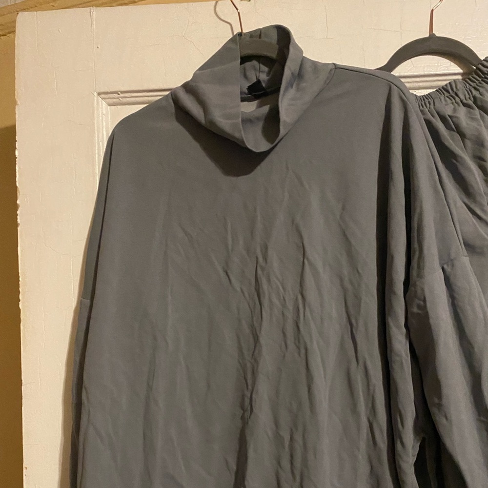 Pant suit grey runs big turtle neck comfy runs big flare pants